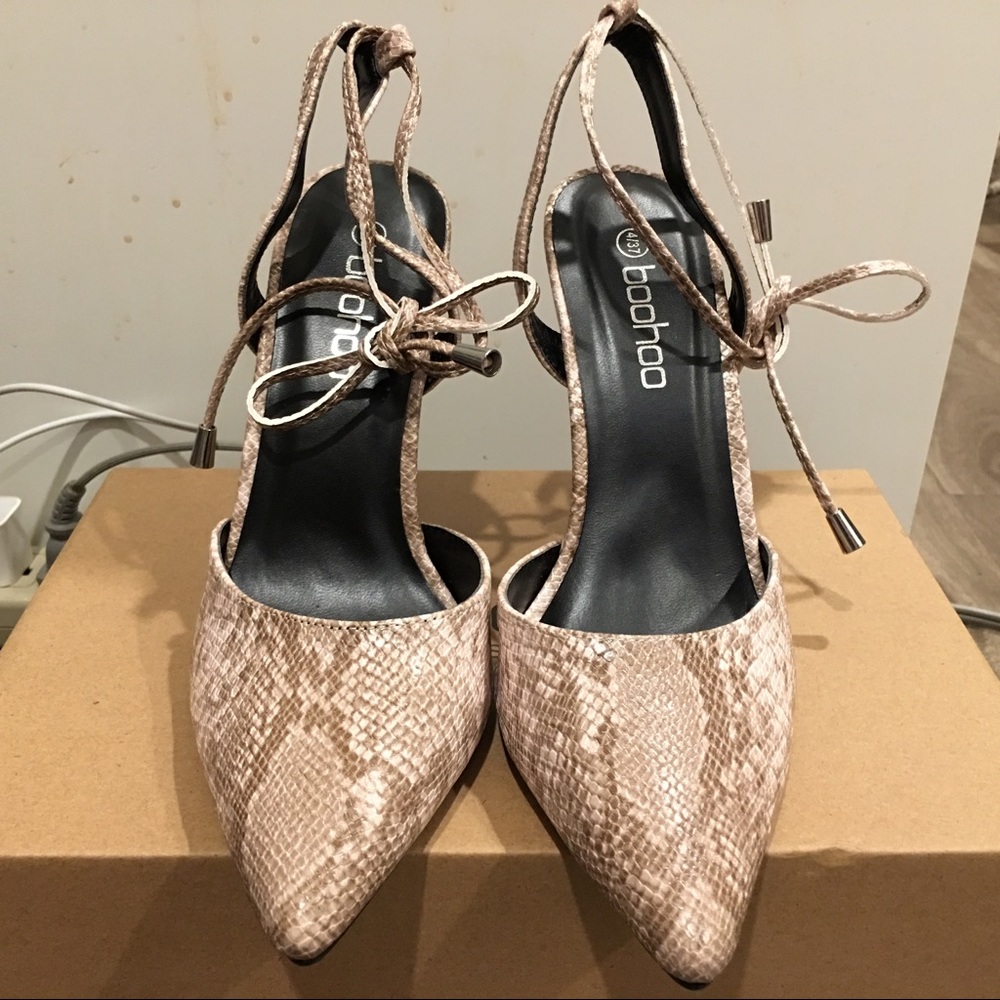 Pointed Wrap Strap Snake Court Shoes